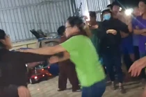 Người phụ nữ mặc công an can ngăn vẫn lao vào đánh sư thầy Tịnh thất Bồng Lai