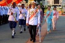 Trừng phạt từ quý phi tới cận vệ phòng ngủ, vua Thái tỏ rõ uy quyền