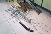 Cảnh sát thu giữ hàng chục dao, súng tự chế ở TP.HCM