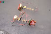 Cúng xong Táo quân, người dân mang bàn thờ, đồ lễ ném xuống sông, hồ 