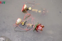 Cúng xong Táo quân, người dân mang bàn thờ, đồ lễ ném xuống sông, hồ 