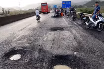 Đình chỉ công tác chỉ huy công trường do để Quốc lộ 1 nát như tương