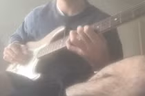 Hàng xóm làm “chuyện ấy” ồn ào, chàng trai hành động không ngờ