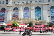 Vỡ mộng chung cư 6 sao, cư dân Hòa Bình Green City đội nắng gần 40 độ đòi quyền lợi