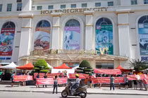 Vỡ mộng chung cư 6 sao, cư dân Hòa Bình Green City đội nắng gần 40 độ đòi quyền lợi