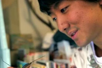 Yêu con gián, anh chàng làm điều rợn người để được bên nhau mãi