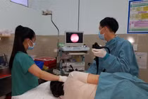 Ăn thịt nướng, cô gái phải nhập viện cấp cứu vì nuốt phải que xiên