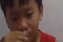 Vụ cha ép con uống rượu: Có thể xử lý hình sự tội hành hạ người khác