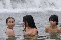 Đất nước kỳ lạ, nơi phụ nữ thoải mái tắm tiên và sự thực “dị”...