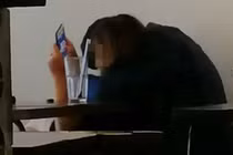 Đôi bạn trẻ xem quán nước như nhà mình và hành động phản cảm khó tin