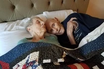 Chuyện tình keo sơn của cặp đôi bên nhau 70 năm, qua đời chung một ngày