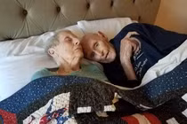 Chuyện tình keo sơn của cặp đôi bên nhau 70 năm, qua đời chung một ngày