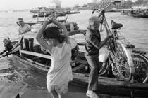 Ảnh khó quên về Sài Gòn năm 1990 của John Vink (2)