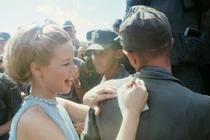 Ảnh độc chuyến thăm Việt Nam của Hoa hậu Mỹ năm 1967