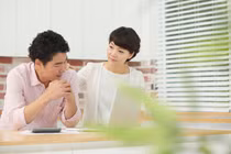 Thấy chồng nấu mì tôm, bố chồng nói một câu mà tôi đắng đót