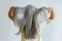 Làm gì để ngăn tóc bạc sớm khi còn trẻ?