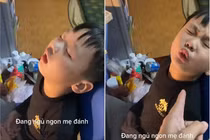 Ngủ say khi học online bị mẹ gọi, cậu bé biểu cảm gây sốt