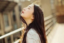 Đêm tân hôn tôi vô tình quơ tay vào chiếc khăn trắng cuối giường