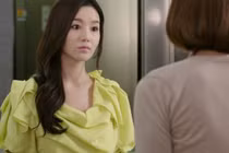 Dậy cho con bú gặp chị dâu đang rửa bát dưới bếp