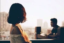 Gặp lại tình cũ đang "chếnh choáng", vợ tỉnh ngộ vì câu nói của chồng