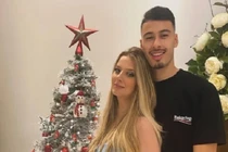 Ngôi sao Arsenal tỏa sáng...nhờ bạn gái quá xinh đẹp