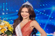 Khoảnh khắc một nàng Hậu gặp sự cố rớt vương miện khi đăng quang