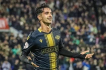 Cầu thủ lập hat-trick vào lưới Barca có gì đặc biệt