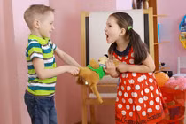 Cách cha mẹ nên hành xử khi con đánh bạn ở trường