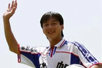 Ai là cầu thủ Việt Nam đầu tiên ra nước ngoài thi đấu?