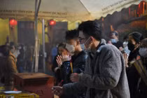 Đi lễ chùa sau Giao thừa, người Hà Nội tuân thủ chuẩn 5k