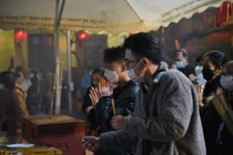 Đi lễ chùa sau Giao thừa, người Hà Nội tuân thủ chuẩn 5k