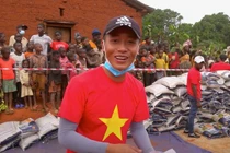 Lùm xùm với Hằng Du Mục, netizen thích Quang Linh Vlogs thời dân dã