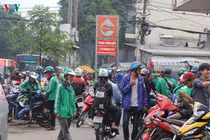 Tạm dừng Grab và GoViet gọi xe 2 bánh tại Hà Nội để tránh dịch Covid-19