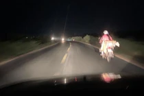 "Dìu" xe máy không đèn gần 100 km, tài xế nhận lời khen có tâm
