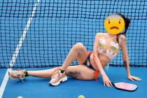 Mặc bikini 2 mảnh trên sân pickleball câu view bẩn, phản cảm khủng khiếp