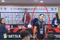 Trợ lý HLV Thái Lan có hành vi khiếm nhã với phóng viên Việt Nam