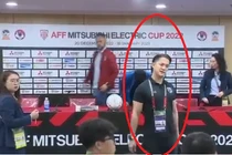 Trợ lý HLV Thái Lan có hành vi khiếm nhã với phóng viên Việt Nam