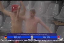 Bên lề EURO 2024: CĐV Đan Mạch tắm mưa, kỳ quan thác nước tái xuất