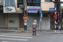 Chiều 30 Tết, Hà Nội vắng lặng đến lạ thường khiến lòng người xao xuyến