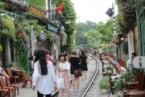 Bộ GTVT yêu cầu “dẹp” cafe đường tàu, dân mạng nói gì?