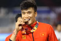 Bùi Tiến Dũng lộ tuổi thơ cơ cực từ phụ hồ đến người hùng