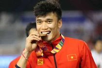 Bùi Tiến Dũng lộ tuổi thơ cơ cực từ phụ hồ đến người hùng