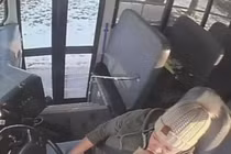 Uống bia trong lúc lái xe đưa đón học sinh, nữ tài xế bị bắt