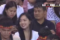 Lọt vào ống kính của cameraman, nhan sắc vợ Hà Đức Chinh ra sao?