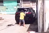 Ô tô đỗ chắn cửa, chủ nhà đập vỡ kính gây bức xúc