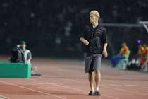 HLV U22 Campuchia gây choáng với trang phục lạ ngày mở màn SEA Games 32