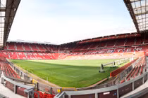 Huyền thoại khuyên MU bán tên SVĐ Old Trafford