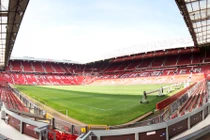 Huyền thoại khuyên MU bán tên SVĐ Old Trafford