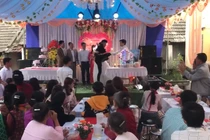 Mời bố uống rượu không được, chàng trai biến đám cưới thành chiến trường