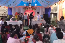 Mời bố uống rượu không được, chàng trai biến đám cưới thành chiến trường